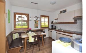 eine Küche mit einem Tisch und Stühlen in einer Küche in der Unterkunft Haus Müller in Fiss + 13 Fotos