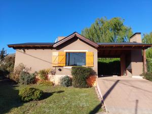 a small house with a window and a driveway at Cabañas Lemunko in Sierra de la Ventana