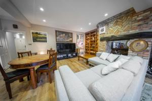 Χώρος καθιστικού στο STUNNING Character Home , Rustic Charm Meets Modern Living +5 φωτογραφίες