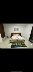 グラン・バッサムにあるResidence KBのタイルフロアのベッドルーム1室(ベッド2台付)