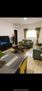 グラン・バッサムにあるResidence KBのソファとテーブルのある広いリビングルーム