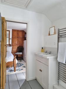 Η κουζίνα ή μικρή κουζίνα στο Rose's Cottage, Bucks Mills