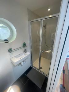 Ένα μπάνιο στο Rose's Cottage, Bucks Mills +31 φωτογραφίες