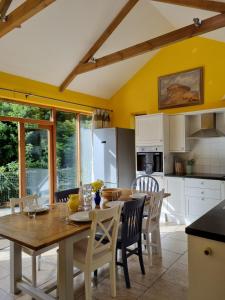 Η κουζίνα ή μικρή κουζίνα στο Rose's Cottage, Bucks Mills