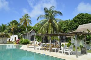 a resort with a swimming pool and palm trees at Coral De Fuego Isla Fuerte in Puerto Limón