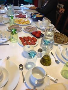 een lange tafel met borden eten erop bij Mas Ardevol PT106 in Porrera