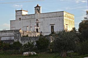 un antiguo edificio con una torre encima en Masseria Vagone, en Macchia di Monte