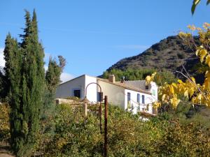 une maison avec une montagne en arrière-plan dans l'établissement Mas Ardevol PT106, à Porrera