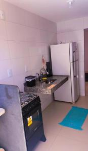 a kitchen with a stove and a refrigerator at Apartamento de 02 quartos com vista para o lago in Palmas +23 photos