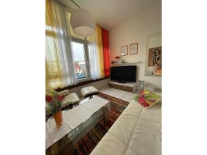 ein Wohnzimmer mit Sofa und Fernseher in der Unterkunft Comfort Apartment House Regini in Norderney