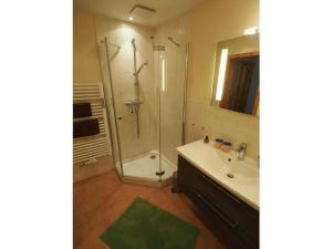 une salle de bain avec une douche, un lavabo et une baignoire dans l'établissement Süderhof Apartment 2, à Keitum