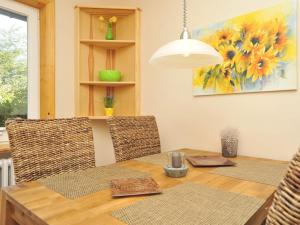 une table à manger avec des chaises et un tableau dans l'établissement Süderhof Apartment 2, à Keitum 18 autres photos