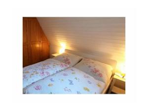 una cama con dos almohadas encima en Holiday Home Specht, en Neuenkirchen