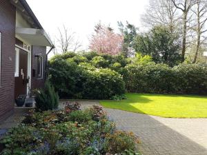une maison avec un jardin de fleurs et d'arbustes dans l'établissement "House on the Guest", à Dangast