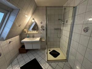 Koupelna v ubytování Holiday Apartment Lara Osteel + 13 fotografií