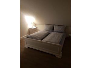 - une chambre avec un lit et une lampe dans l'établissement Holiday apartment in Varel with swimming pool, à Dangast