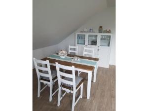 Il dispose d'une cuisine et d'une table à manger avec 2 chaises. dans l'établissement Holiday apartment in Varel with swimming pool, à Dangast 2 autres photos