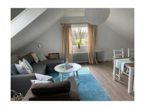 un salon avec un canapé et une table dans l'établissement Holiday apartment in Varel with swimming pool, à Dangast