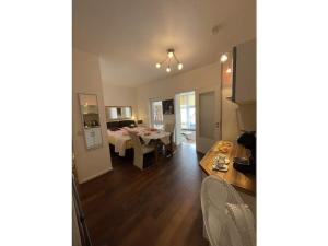 eine Küche und ein Wohnzimmer mit einem Esszimmer in der Unterkunft Comfort Apartment House Regini in Norderney