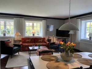 ein Wohnzimmer mit Sofa und Tisch in der Unterkunft Schroeders House Kampen House 1C in Kampen