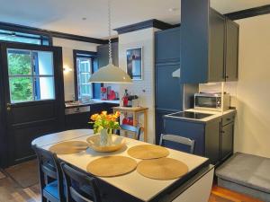 eine Küche mit einem Tisch und einer Schüssel Blumen darauf in der Unterkunft Schroeders House Kampen House 1C in Kampen
