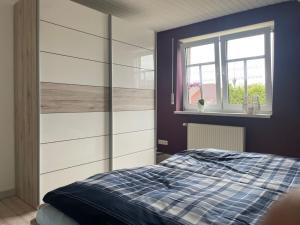 GroßheideにあるOne-bedroom apartmentのベッドと窓のある寝室