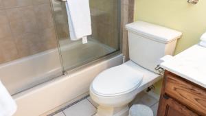 une salle de bain avec des toilettes blanches et une douche dans l'établissement Island Condo 1st Floor Pool Patio condo, à South Padre Island 55 autres photos