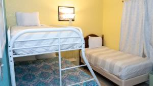 une petite chambre avec deux lits superposés et une fenêtre dans l'établissement Island Condo 1st Floor Pool Patio condo, à South Padre Island