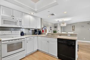 Kuchyň nebo kuchyňský kout v ubytování Wildwood Crest SeaPointe Village Condo condo