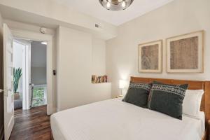 Postel nebo postele na pokoji v ubytování Urban Oasis by 5 Mins to Eat St, Downtown, & Convention Center