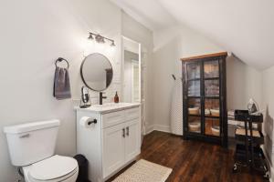 Koupelna v ubytování Urban Oasis by 5 Mins to Eat St, Downtown, & Convention Center + 36 fotografií