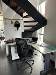 an office with a desk with a laptop and a chair at Valparaíso Cerro Alegre Hermoso Duplex in Valparaíso +20 photos