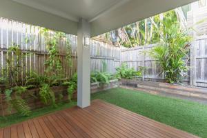 ポートダグラスにあるLuxury on Mudlo, 4 bedroom luxury home with heated poolの植物とフェンスのある屋内庭園