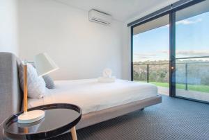 Ένα ή περισσότερα κρεβάτια σε δωμάτιο στο Lake View - Contemporary Comforts meets Nature