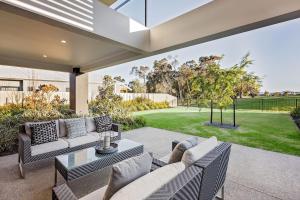 un patio con 2 divani e un tavolo di Front 9 - A Luxury Golf Lovers Getaway a Dunsborough