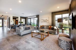 un soggiorno con un divano e un tavolo di Front 9 - A Luxury Golf Lovers Getaway a Dunsborough