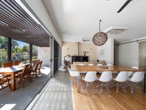 Un comedor con mesa y sillas de madera. en Inji Dreaming - Bushland Retreat near Injidup Beach, en Yallingup 24 fotos más