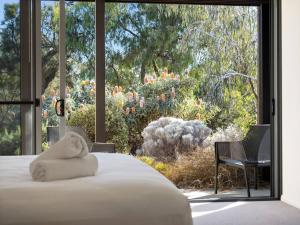 Un dormitorio con una cama y una ventana grande. en Inji Dreaming - Bushland Retreat near Injidup Beach, en Yallingup