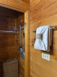 Una cabaña de madera con toallas colgadas en una pared. en Smoky Haven Cabin, en Sevierville
