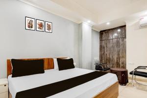 a bedroom with a large bed in a room at HOTEL O BLUE DIAMOND STAY in Noida