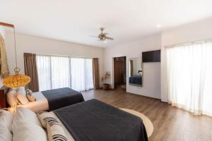 een grote slaapkamer met 2 bedden en een bank bij La Veleta Hotel - Trendy Stay - Pool View in Tulum +34 foto's