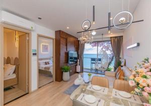 un salon avec une table à manger et une chambre dans l'établissement The Sóng Căn Hộ 5 star Du Lịch Cạnh Biển - An's Homestay, à Vung Tau