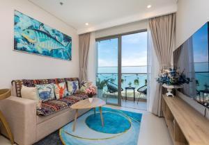 un salon avec un canapé et une table dans l'établissement The Sóng Căn Hộ 5 star Du Lịch Cạnh Biển - An's Homestay, à Vung Tau