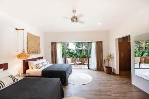 een slaapkamer met twee bedden en een woonkamer bij La Veleta Hotel - Peaceful Paradise - Pool View in Tulum