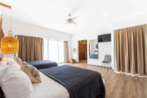 een slaapkamer met een bed en een televisie. bij La Veleta Hotel - Peaceful Paradise - Pool View in Tulum