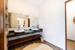 een badkamer met twee wastafels en een grote spiegel bij La Veleta Hotel - Peaceful Paradise - Pool View in Tulum