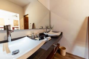 een badkamer met twee wastafels en een grote spiegel bij La Veleta Hotel - Peaceful Paradise - Pool View in Tulum +35 foto's