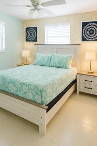 Ένα ή περισσότερα κρεβάτια σε δωμάτιο στο Charming 1BR Canal Front Retreat +41 φωτογραφίες