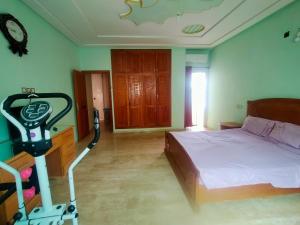 a bedroom with a bed and a treadmill at Célia House in Fès