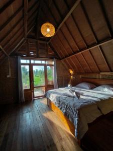 a bedroom with a bed with two birds on it at 361 Terrace Bungalows in Rarang +11 photos